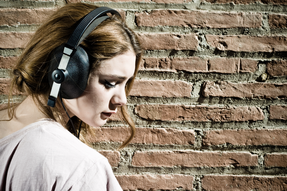 4 Reasons We Listen To Sad Music When We Re Sad Psychology Today