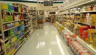 By Huguenau. beer and wine aisle of a supermarket. Public domain on Wikimedia Commons.