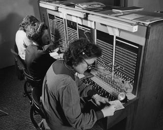 Wikimedia, Switchboard staff, public domain Wikimedia, Switchboard staff, public domain
