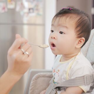 How Do I Know if My Baby is Ready for Spoon Feeding and Solids? - Chicago  Pediatric Therapy & Wellness Center