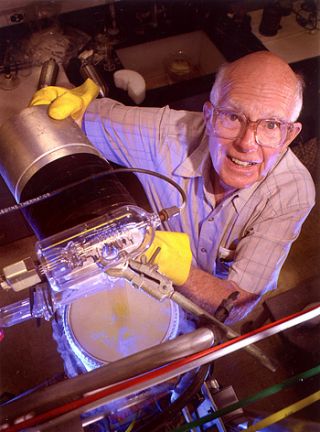 Ray Davis, Nobelist who made his discoveries after age 50