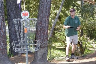 a disc golfer attempting a putt