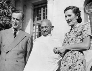 “Mountbattens with Gandhi”/Imperial War Museum/Public Domain IND 5298 “Mountbattens with Gandhi”/Imperial War Museum/Public Domain IND 5298