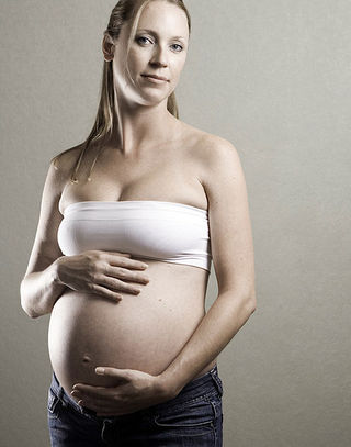 //commons.wikimedia.org/wiki/File:Pregnant_woman_(1).jpg)