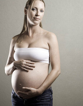 //commons.wikimedia.org/wiki/File:Pregnant_woman_(1).jpg) //commons.wikimedia.org/wiki/File:Pregnant_woman_(1).jpg)