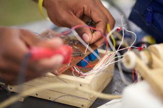 Maker faire Africa, hands making, photo: Maker Faire Africa 2010 – Nairobi @ https://www.flickr.com/photos/53374366@N07/4931114031/ Licence: https://creativecommons.org/licenses/by/2.0/