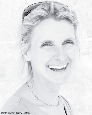  Barry Sutton/https://www.elizabethgilbert.com/bio/