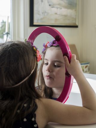 https://pixabay.com/en/girl-child-mirror-childhood-happy-1317084/