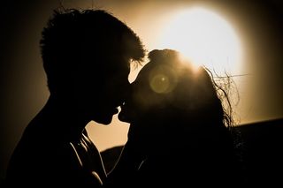https://pixabay.com/en/sunset-kiss-couple-love-romance-691995/