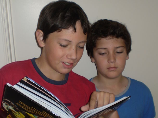 U118827/Wikimedia Commons Children engaged in reading task