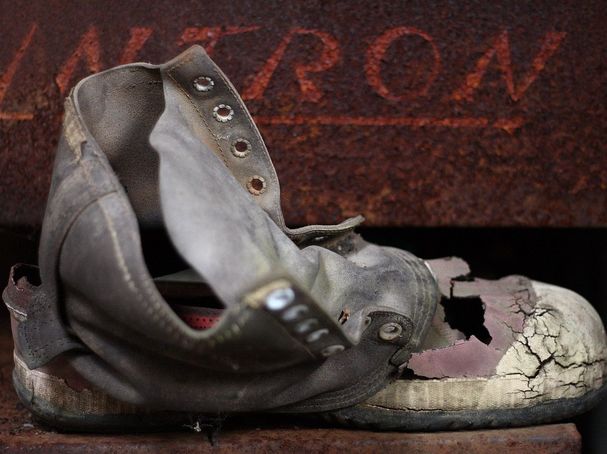 CC-BY-SA-3.0,2.5,2.0,1.0 Ragesoss -- A neglected old boot