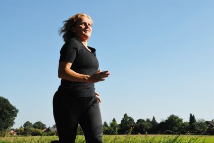 運動のために走っている女性