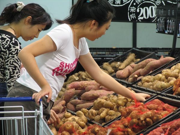  Wal-Mart Beijing 2004, by Fruitnet.com, Flickr, CC BY 2.0 Wal-Mart Beijing 2004, by Fruitnet.com, Flickr, CC BY 2.0