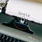 Typewriter with the word Goals on paper.